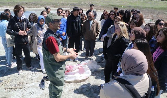 MAKÜ’lü öğrenciler, Limnoloji dersini göl kenarında işledi