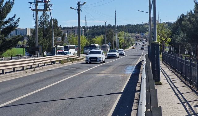 Otomobil ile belediye otobüsü kafa kafaya çarpıştı: 1 ölü, 4 yaralı