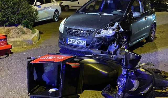 Otomobille çarpışan motosikletin sürücüsü kurye yaralandı