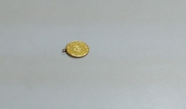 Polis memuru, izin gününde bulduğu yarım altını sahibine ulaştırdı