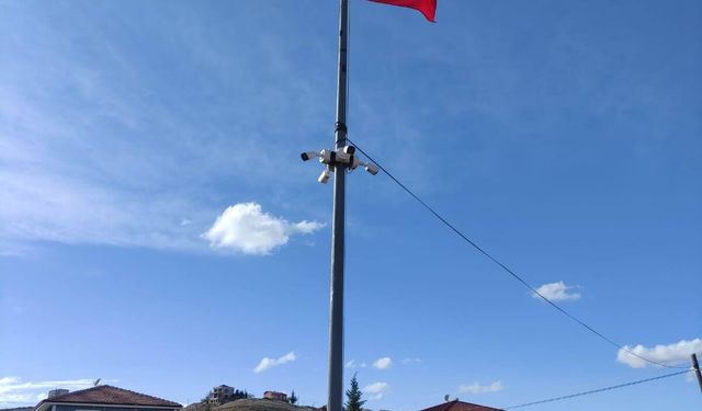 Polis rüzgardan yıpranan Türk bayrağını değiştirdi