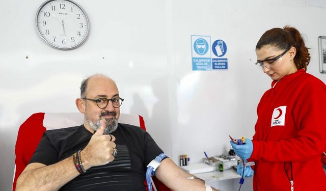 Prof. Dr. Sinan Canan, Türk Kızılay'da kan bağışında bulundu