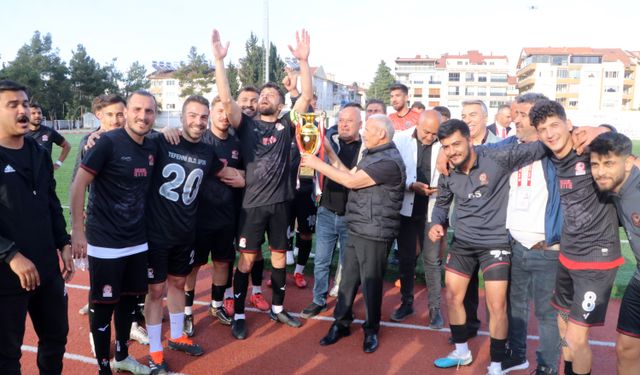 Şampiyonluk maçında futbolcuların kavgasını polis ayırdı