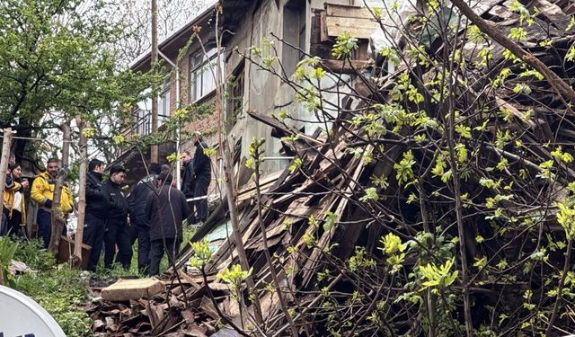 Tekirdağ'da 2 katlı boş ahşap ev çöktü