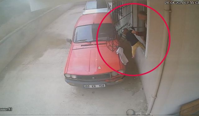 Tokat’ta evde çıkan yangında yalnız olan 2 çocuğu polisler kurtardı