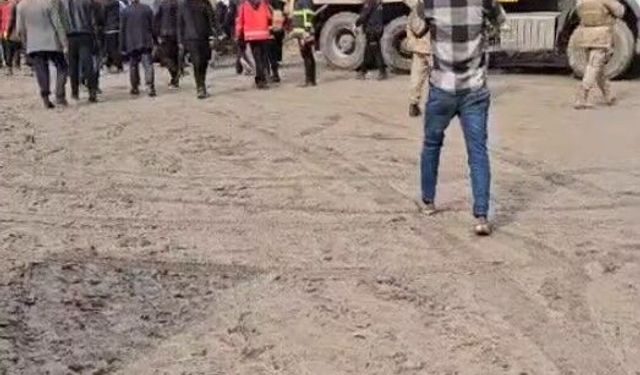 Üzerine kaya parçası düşen kepçenin operatörü yaralandı
