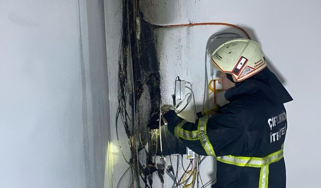Yalova'da binada çıkan yangında mahsur kalan 7 kişiyi itfaiye ekipleri kurtardı