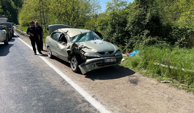 Yamaçtan kopan kapa parçaları, seyir halindeki otomobilin üzerine düştü: 5 yaralı
