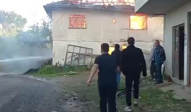 Zonguldak'ta 2 katlı ev alev alev yandı