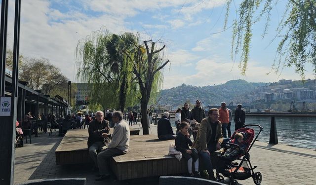 Zonguldak'ta sıcak hava ile tatili fırsat bilenler sahile akın etti