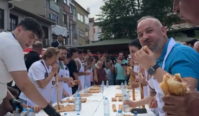 5 dakikada 11 metrelik böreği yedi, 10 gram altın kazandı
