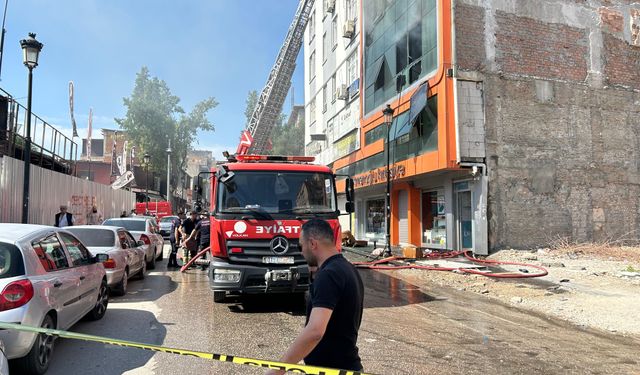 Adana'da yastık imalathanesinde yangın; 3'üncü katın penceresinden atlayan 2 işçi yaralandı