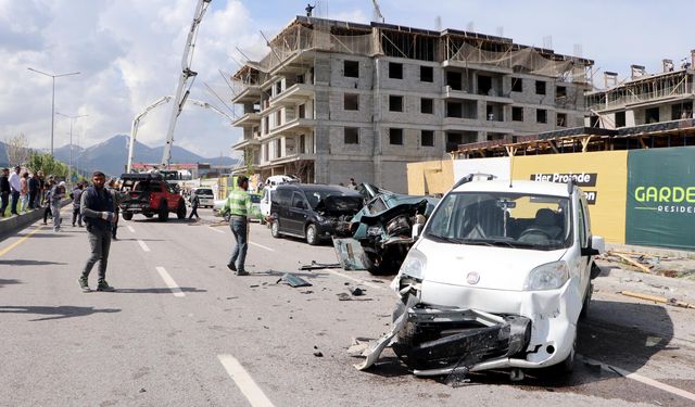 Beton mikserinin çarptığı araçlar hurdaya döndü, sürücü yaralandı