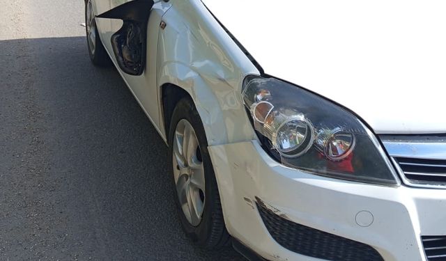 Bursa'da, otomobilin çarptığı motosikletteki 3 kişi yaralandı