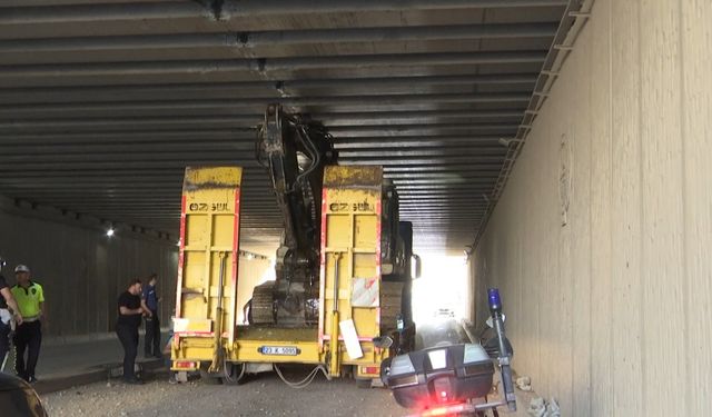 Elazığ'da iş makinesi yüklü TIR, alt geçitte sıkıştı