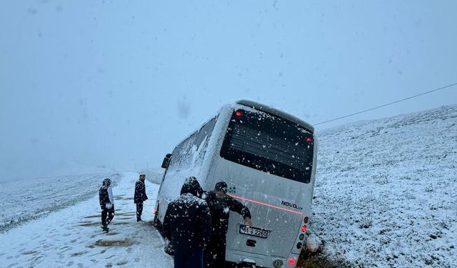 Erzurum’a mayıs ortasında kar yağdı, Trabzonspor taraftarlarını taşıyan otobüs yoldan çıktı (3)