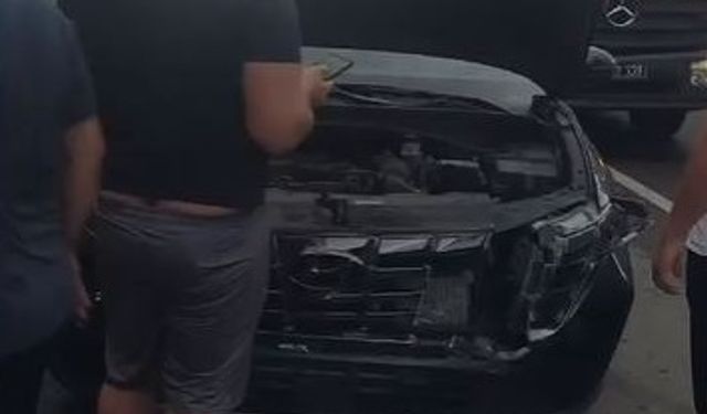 Freni boşalan iş makinesinin caddedeki araçlara çarpması kamerada; 2 yaralı