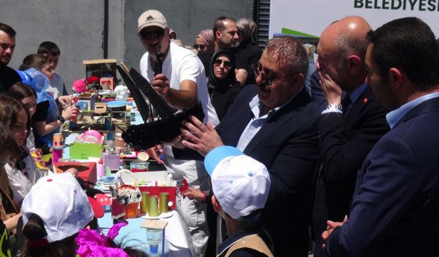 İlkokul öğrencileri, topladıkları atıkları kıyafete dönüştürüp defilede sergiledi