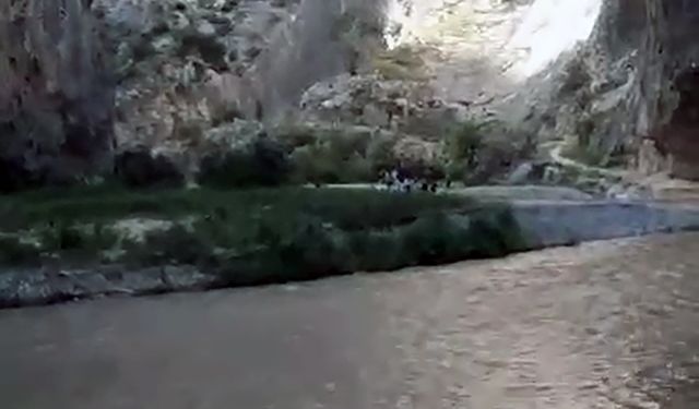 Kapıkaya Kanyonu'nda debinin yükselmesiyle mahsur kalan 35 kişiyi ekipler kurtardı