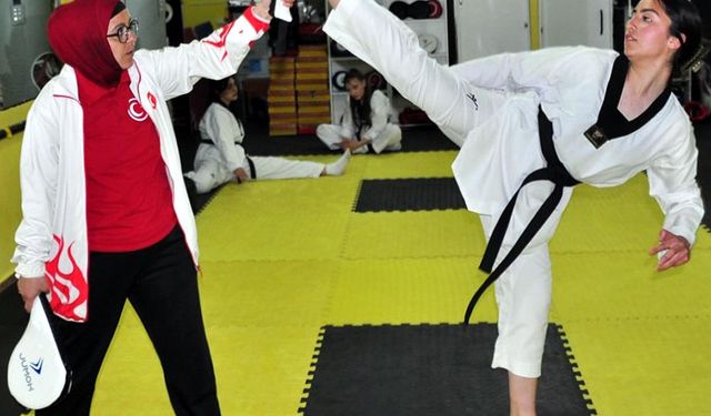 Kars'ta genç kızlar şiddete karşı tekvando öğreniyor