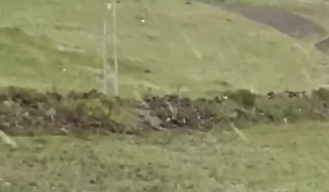 Kars'ta kuvvetli rüzgar çatıları uçurdu; o anlar kamerada