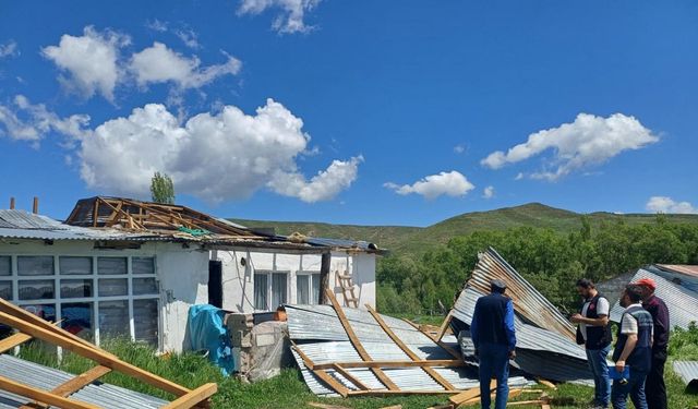 Kars'taki fırtınada 8 ev ve 3 ahırın çatısı uçtu