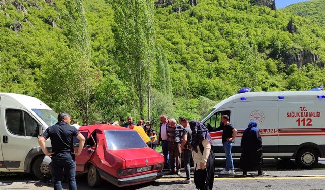 Minibüs ile otomobil çarpıştı; 2 ölü, 1 yaralı