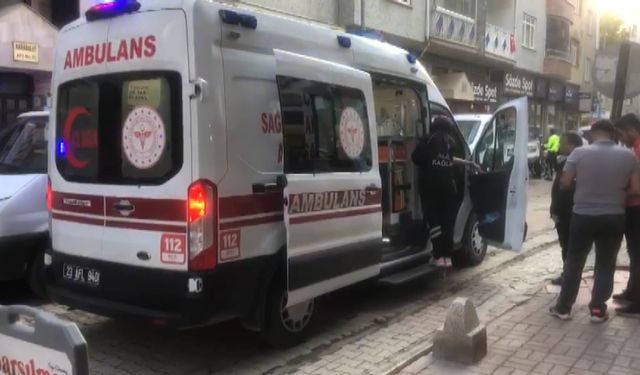 Motosikletin çarptığı yaya dengesini kaybedip yola düşmüş