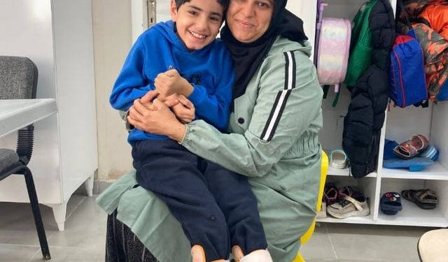 Özel gereksinimli oğlu için okula başladı, kızıyla birlikte mezun oldu