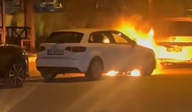 Park halindeki otomobil alev alev yandı