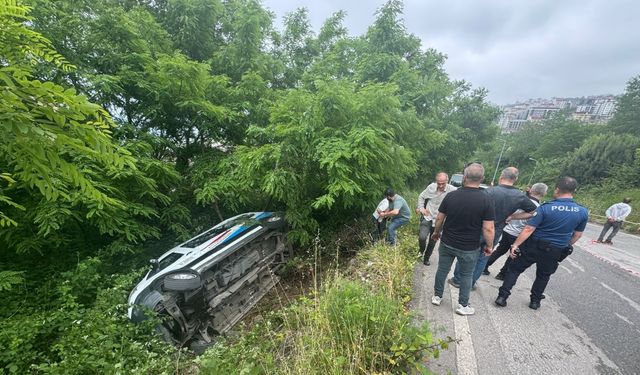 Park halindeyken şarampole devrilen minibüsteki 5 yolcu yaralandı