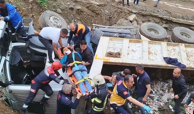Şarampole devrilen kamyonun şoförü yaralandı