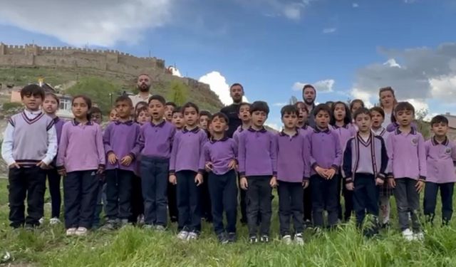 'Sarı Gelin' türküsünü Avrupalı çocuklara söylettiler