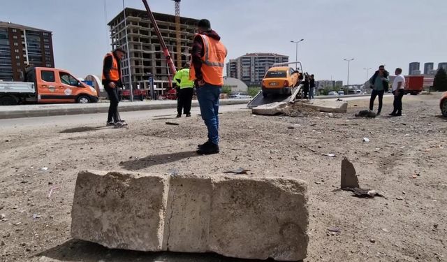 Taksinin beton bariyere çarptığı kaza kamerada; 2 yaralı