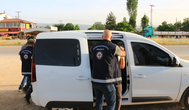 Tokat'ta durdurulan TIR'da 17 kaçak göçmen yakalandı; 2 gözaltı
