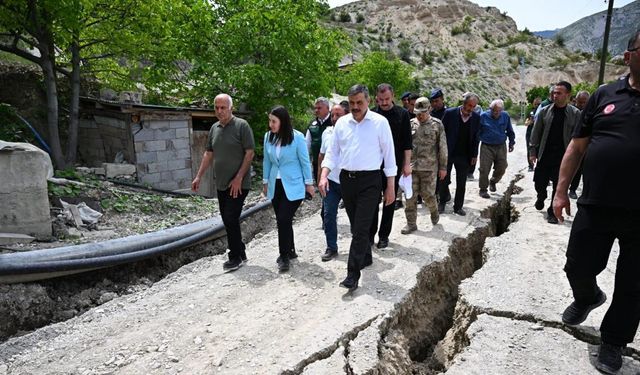 Uzundere'de heyelan; yollar çöktü, hasar alan 38 ev tahliye edildi