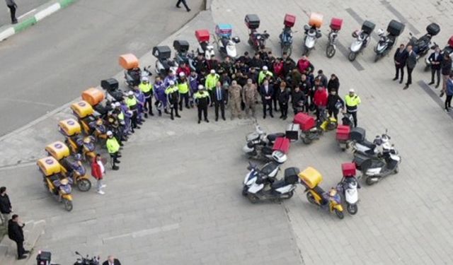 Validen kurallara uyan kuryelere kask hediyesi