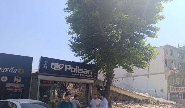 2 katlı bina yıkım sırasında çöktü