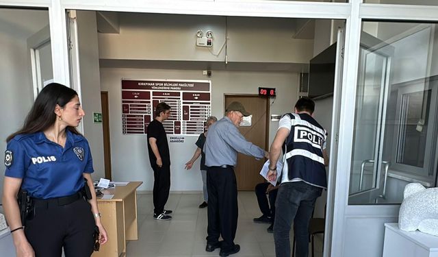 81 yaşındaki aday, 8’inci kez YKS’ye girdi; sınav yerine bastonuyla geldi