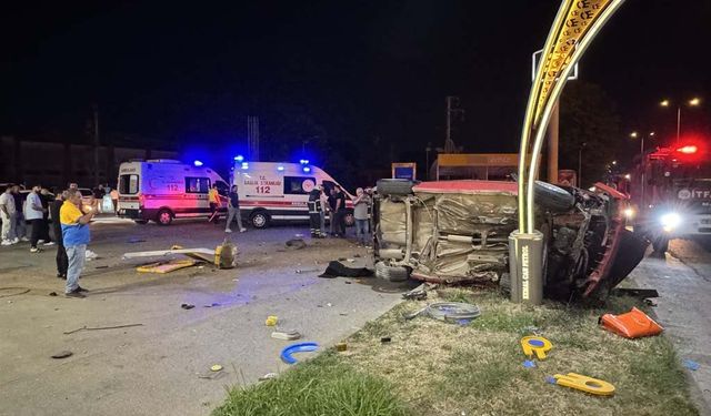 Akaryakıt istasyonu tabelasının direğine çarpan otomobil takla attı; 2 yaralı