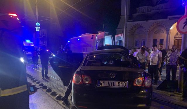 Alkollü sürücü tramvay yoluna çıkıp, direğe çarptı: 2 yaralı
