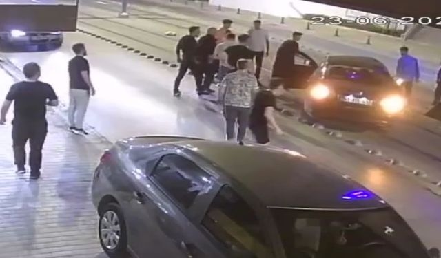 Alkollü sürücünün tramvay yolunda direğe çarptığı kazanın kamera görüntüsü ortaya çıktı