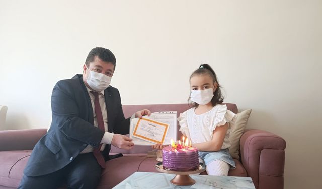 Annesinin karaciğeriyle hayata tutunan Hayrünnisa’nın karnesi, evinde verildi