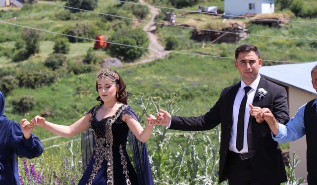 Asırlık geleneği yaşattılar; pehlivanlar peşrev çekti, kına dolu sinileri gençler taşıdı
