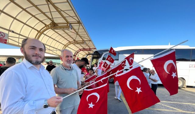 Avrupa Bilek Güreşi Şampiyonası'nda dereceye giren sporcular, gül ve meşalelerle karşılandı