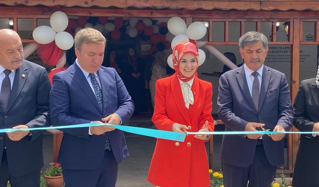 Bakan Göktaş, kadın kooperatifinde hamur açtı