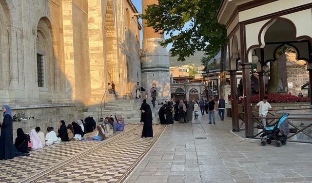 Bursa'da bayram namazını Ulu Camii'nde kıldılar; avlular doldu
