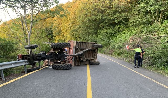 Devrilen traktörün altında kalan sürücü yaralandı
