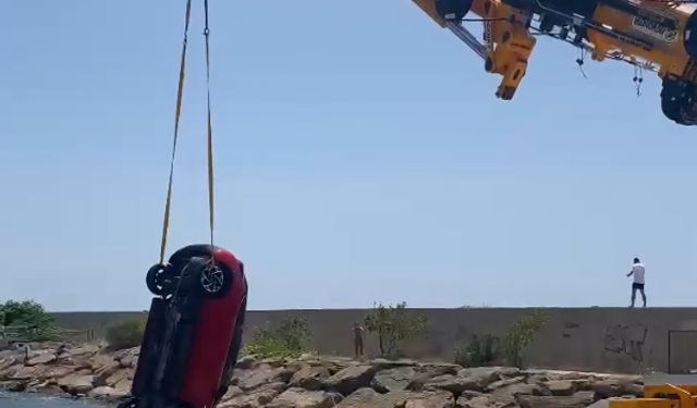 El freni çekilmeyen otomobil, denize düştü