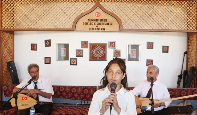 Halk ozanları eşliğinde mezuniyet coşkusu